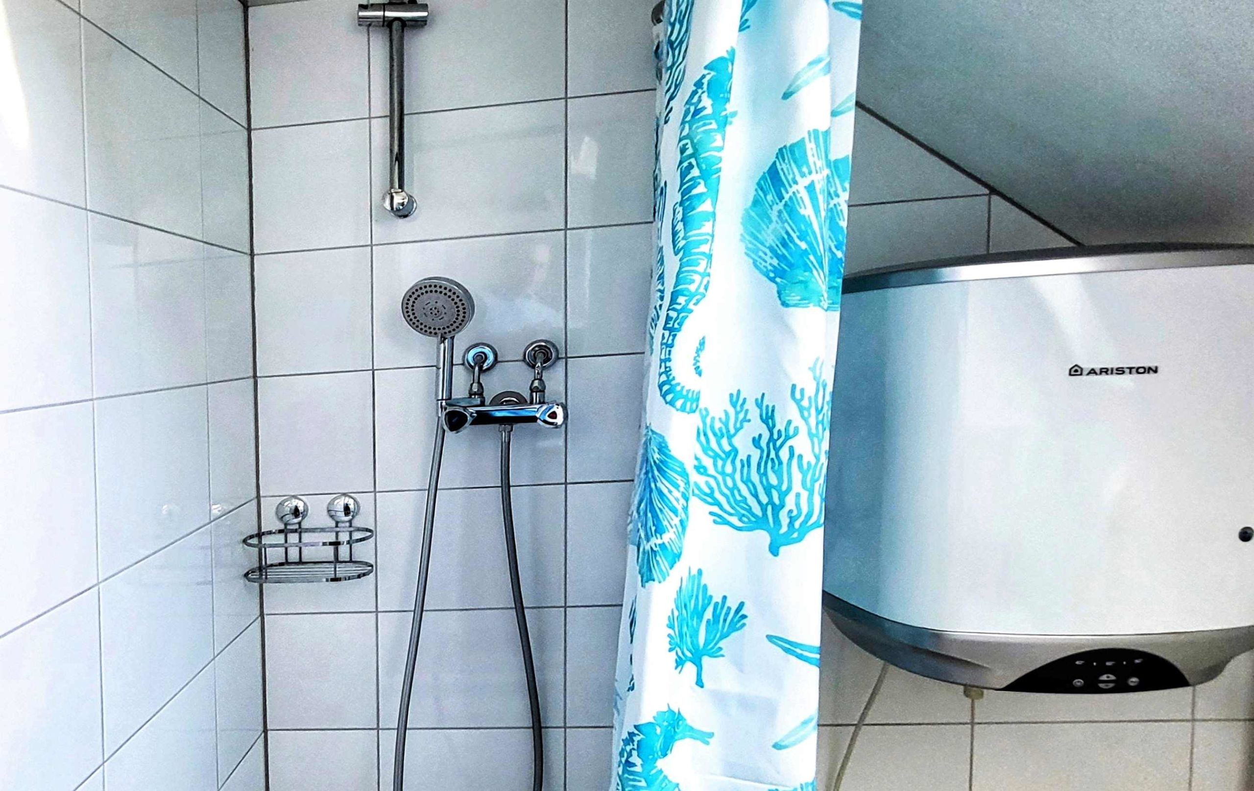 Badezimmer mit Dusche - kompakt und praktisch