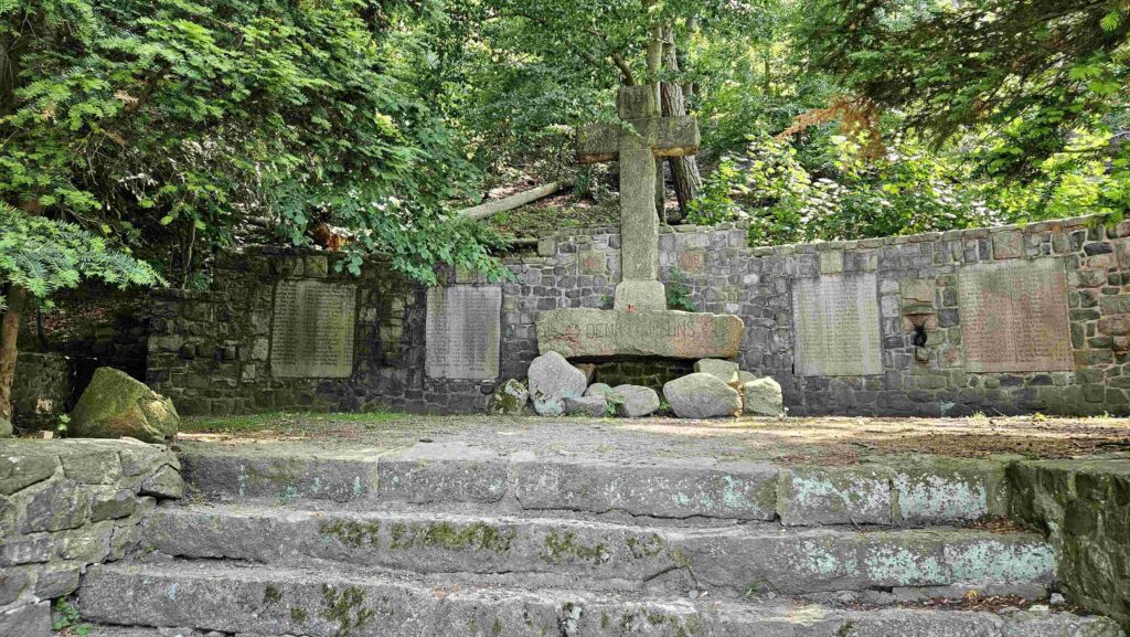 zu den Luchsen - Kriegerdenkmal